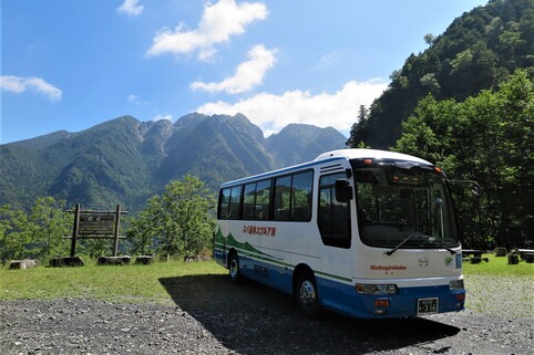 歌宿の景色と林道バス